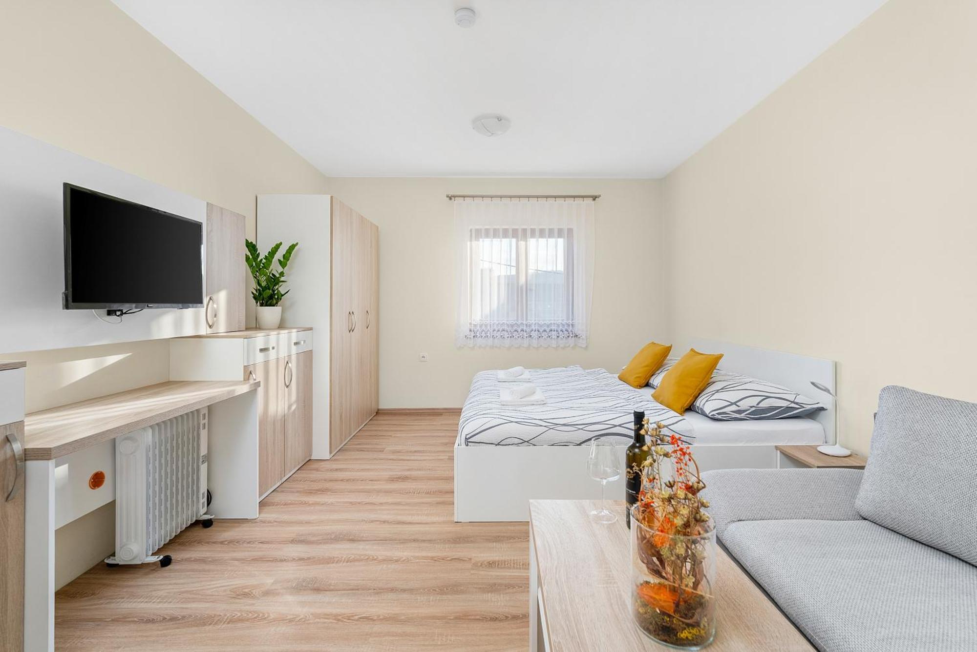 Nad Stastnym Sklepem Apartment Valtice Exterior photo